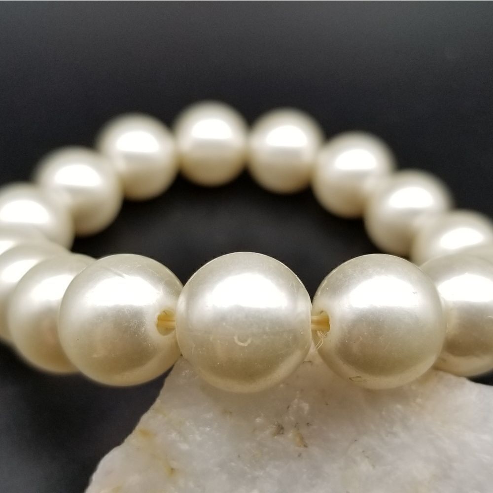 VINTAGE! Luminous Pearl Stretch Bracelet Feminine and Flirty Jewelry. B538